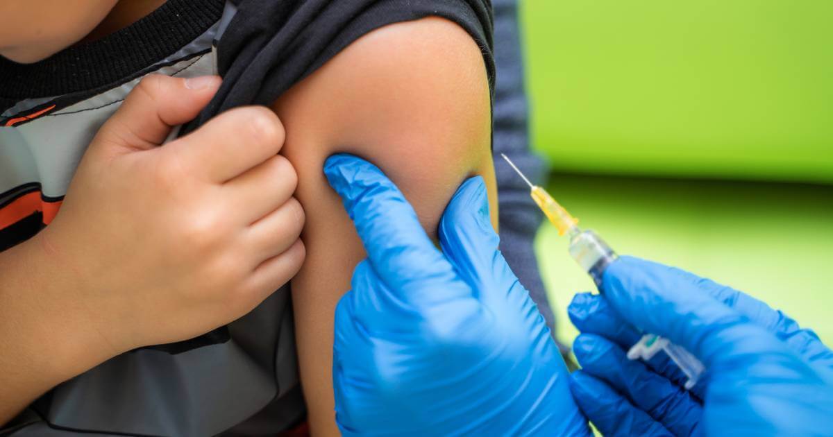 La difteria es una enfermedad infecciosa que es causada por la bacteria Corynebacterium diphtheria, se encarga de infectar la garganta.