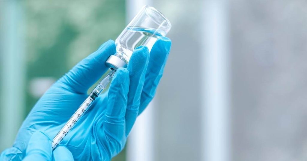 Las vacunas son importantes para la salud pública porque estimulan las defensas naturales, previniendo enfermedades graves.