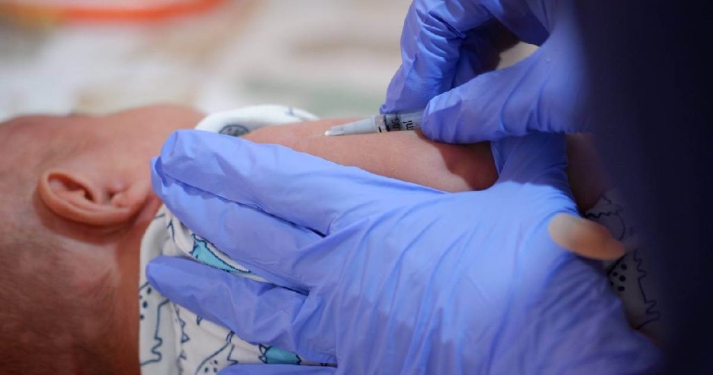 La vacunación infantil es fundamental, ya que ayuda a proporcionar inmunidad antes de que los niños estén expuestos a enfermedades.